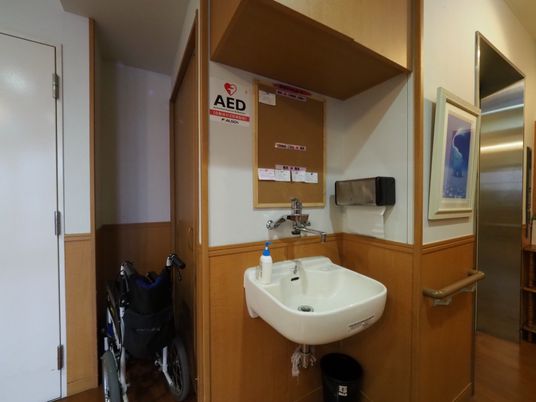 AEDと洗面台のある廊下