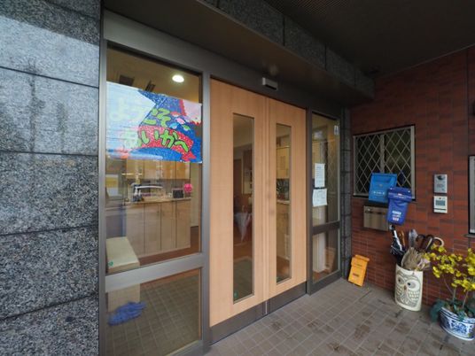 エントランスの明るい外観