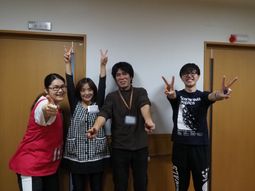 笑顔のスタッフ集合写真