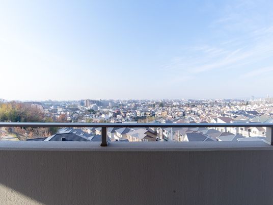 広がる街並みと空