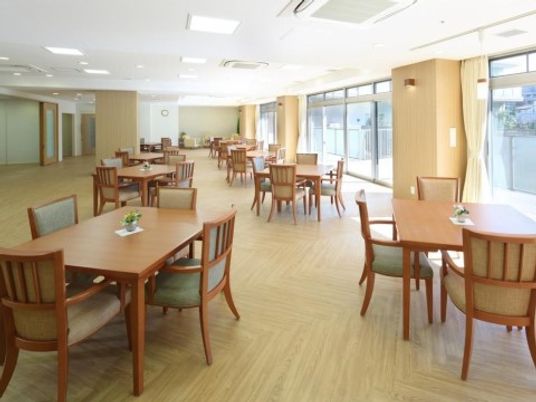 ゆったりした明るい食堂