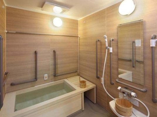 バリアフリーの明るい浴室