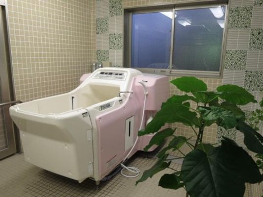 快適な特殊浴槽の浴室