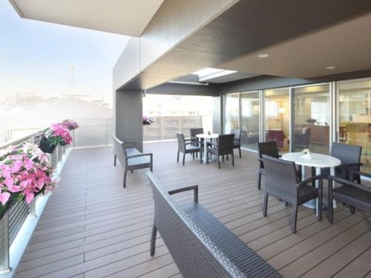 明るい屋外テラス