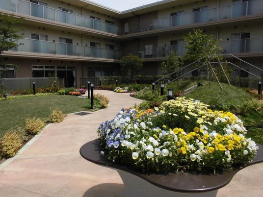 中庭の花と建物