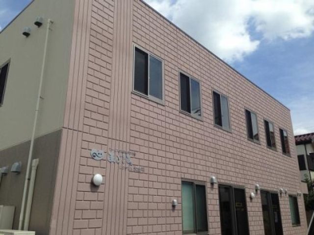 明るい外観の建物 外観 清潔感のあふれる建物前面の様子です。シンプルで洗練されたデザインが快適な日々を約束します。