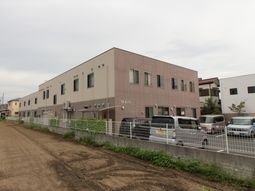 施設のシンプルな外観