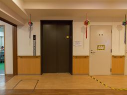 エレベーターとドアの前