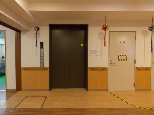 エレベーターとドアの前