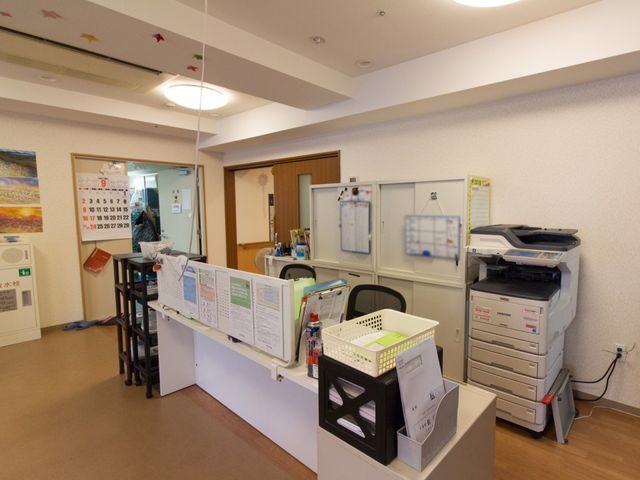 スタッフルームの様子 スタッフルーム 清潔感のある明るいスタッフルームです。日々の業務で活発な情報交換が行われており、チームワークの良さを感じられます。