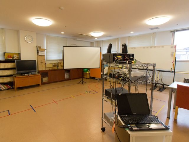多機能スペース デイサービス室 広々とした多目的室は、様々なアクティビティやイベントに対応できる設備を備えています。ご利用者の楽しいひと時をサポートする場となっています。
