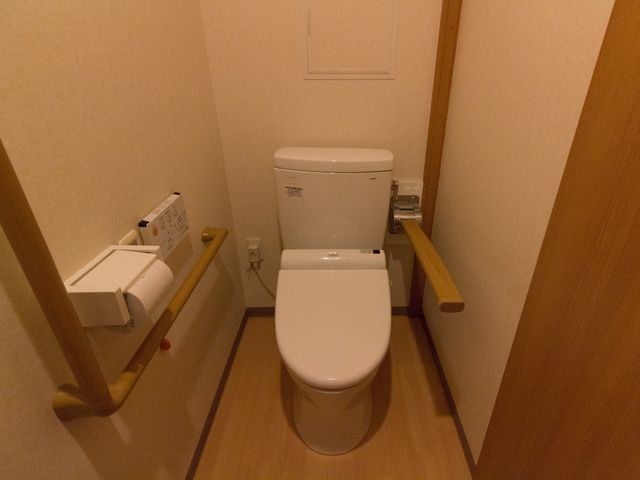 バリアフリートイレ トイレ 手すり付きのトイレで、ご高齢者や身体に不自由をお持ちの方も安心してお使いになれます。