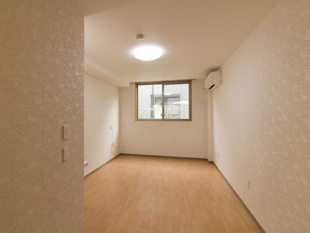 エアコン付きの居室 居室 明るく広々とした居室です。清潔感があり、新生活を始める方に安心の空間を提供します。