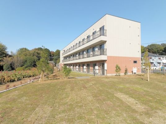 広々とした敷地の建物
