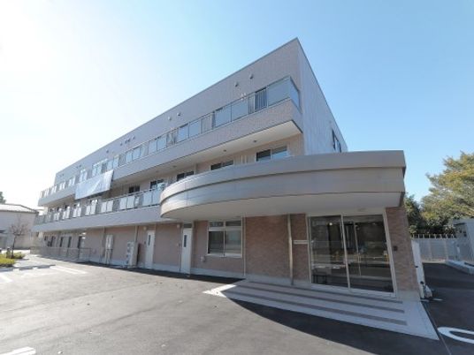 白い建物のエントランス