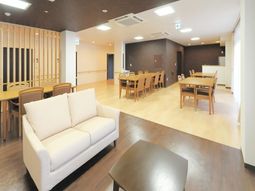 温もりある明るい共用スペース