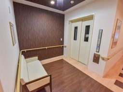 廊下とエレベーターの風景