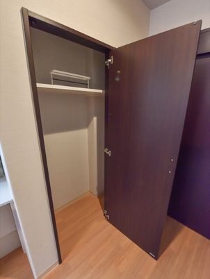 開いた洋室のクローゼット