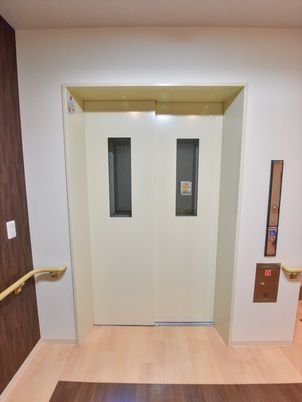 エレベーターの前の通路