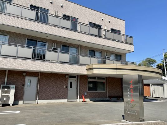 清潔感のある建物エントランス