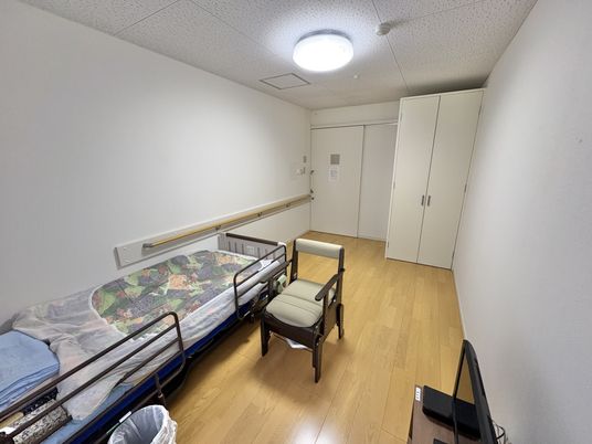 ベッドと椅子のある部屋