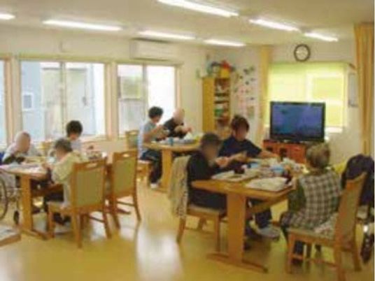 共有スペースでくつろぐ人々