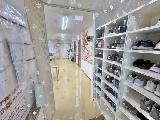 花柄の仕切りがある廊下