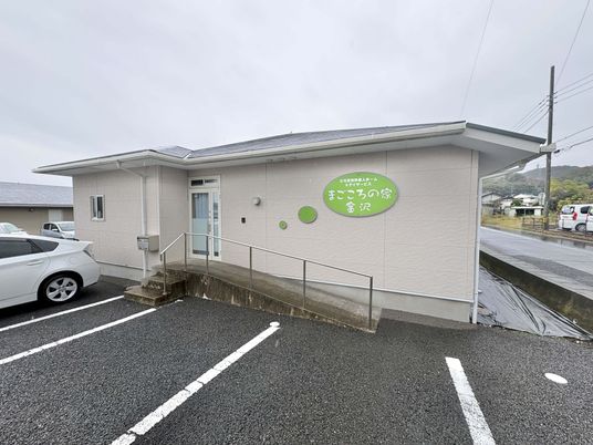 駐車場のある建物外観