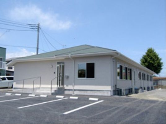 平屋建ての施設外観