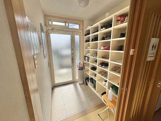 シューズラックと出入口