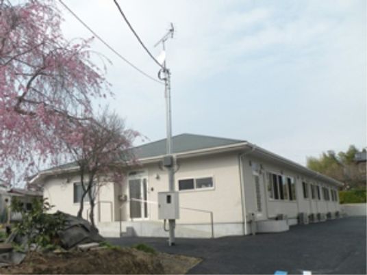 桜並木隣の建物