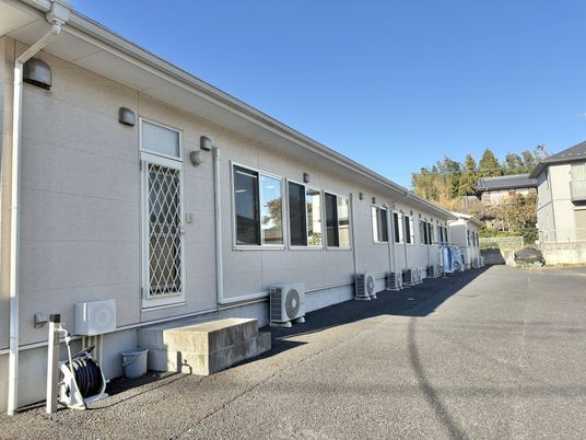 広い通路が続く外観