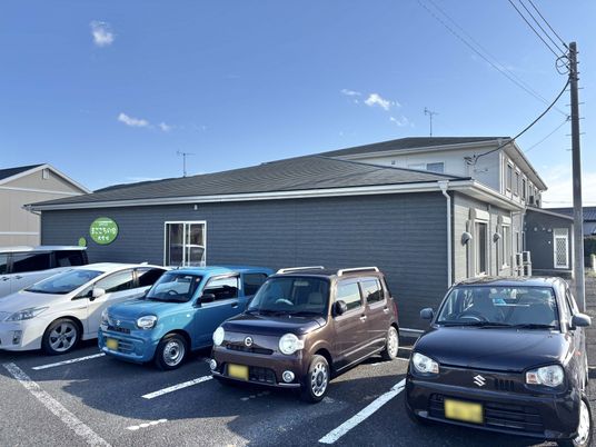 駐車場が見える外観