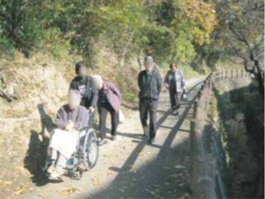 散歩中の利用者とスタッフ