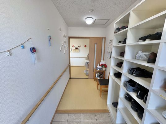 壁に飾りがある廊下