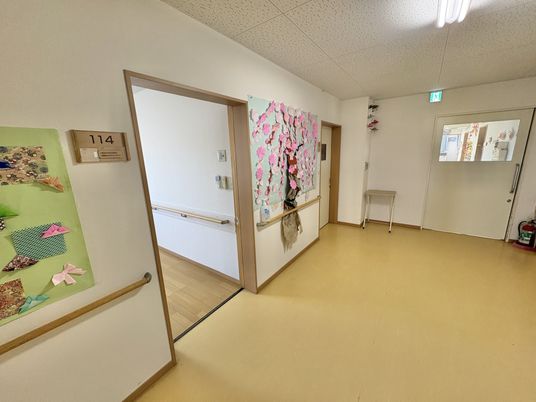 アートの飾られた廊下
