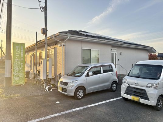 駐車場のある外観