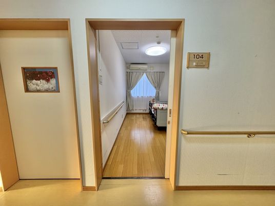 明るい居室の入口