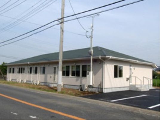 ゆったりとした外観の建物