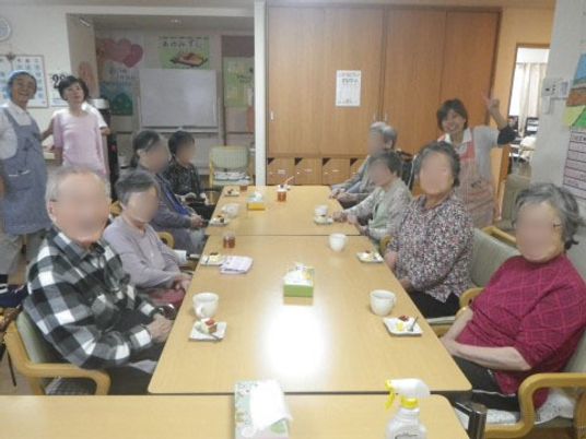 明るい食事の時の団欒