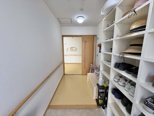 靴と帽子が並ぶ廊下