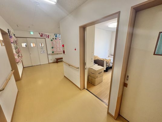 明るい廊下と居室