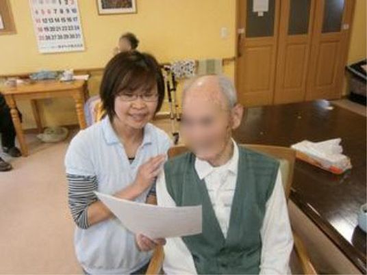 笑顔で会話するスタッフと利用者
