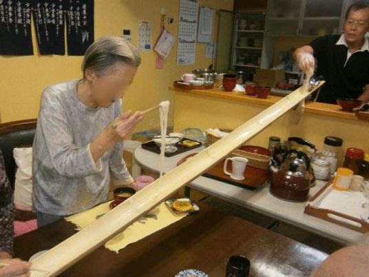 長い竹で流し素麺体験