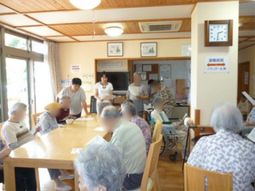 明るい食堂の様子