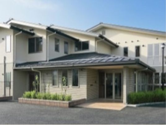 明るい外観の建物