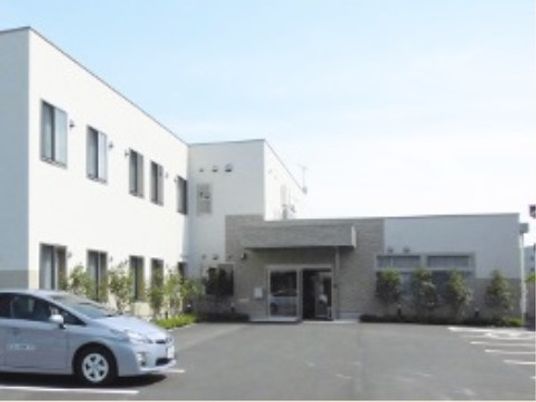 施設外観と駐車場