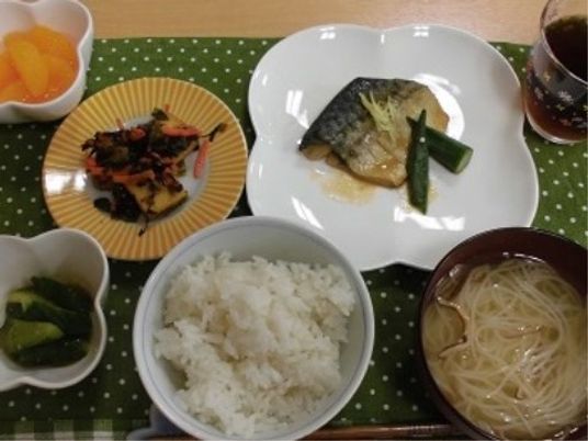和食の並ぶ食卓