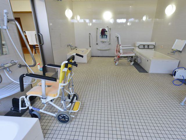 バリアフリー設計の浴室 浴室 広々とした清潔な浴室には、利用者の安全を考慮した手すりや座れるシャワーチェアが設置されており、安心してご利用いただけます。