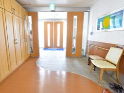 明るい廊下と入口